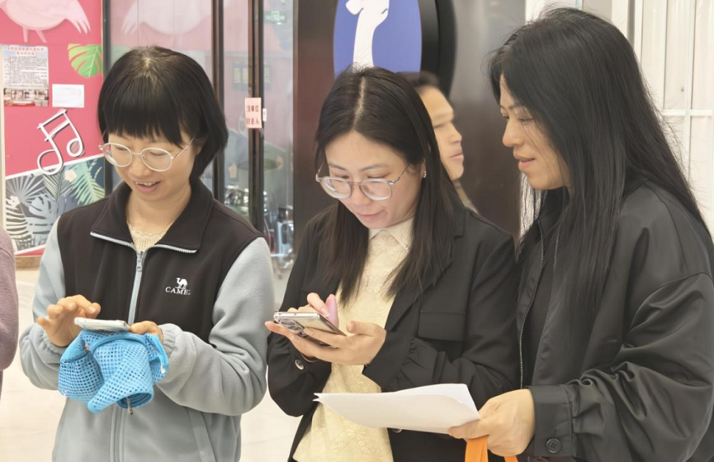 現(xiàn)場(chǎng)指導(dǎo)群眾掃碼參與“你點(diǎn)我檢 服務(wù)惠民生”活動(dòng)投票.png